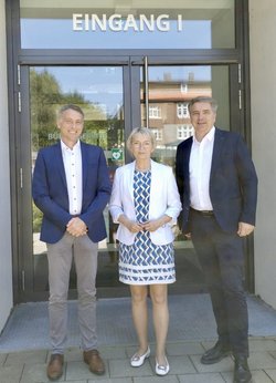 Oberbürgermeister Jürgen Krogmann mit Landrat Dr. Stefan Kerth und der 1. Stellvertreterin des Landrates Kathrin Meyer. Foto: Landkreis Vorpommern-Rügen