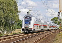 Ein Zug auf einer Bahnstrecke. Foto: Pixabey/Pexels