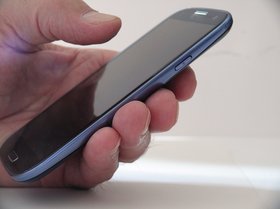 Hand mit Handy. Lupo/Pixelio