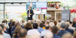 Keynote-Speaker Dr. Arne Aarnink vorm Publikum. Foto: Imke Folkerts