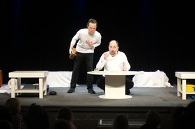 Szene aus „Tisch und Fisch“ mit Tim Pförtner und Maik Evers. Foto: Stadt Oldenburg