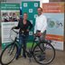Vorschau: Holger Sandker, Director Head of Sustainability der Oldenburgischen Landesbank AG, und Bettina Unruh, Geschäftsführerin der Baumhaus gGmbH, freuen sich über das Erreichen des Etappenziels. Foto: Stadt Oldenburg