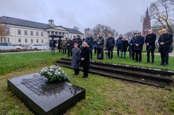 Bürgermeisterin Petra Averbeck (1. Reihe, rechts) und Joachim Hoppe (1. Reihe, links), Stellvertretender Kommandeur der 1. Panzerdivision, legten anlässlich des Volkstrauertages Kränze an Denkmalen im Stadtgebiet nieder. Foto: Sascha Stüber