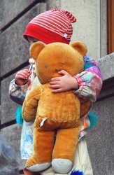 Kind mit Teddy. Foto: Sylvia/Pixelio.de