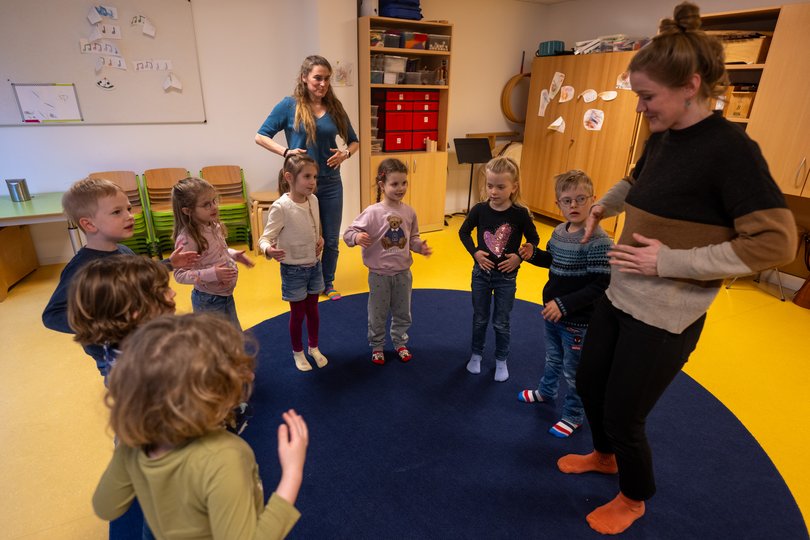 So lernen die Kinder mit Klatschen, Stampfen und anderen Körperbewegungen spielerisch den Takt kennen. Foto: Sascha Stüber