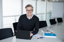 Frank Firneisen, Vertriebsleiter der Creditreform Oldenburg Bolte KG, zertifiziert Unternehmen in puncto Nachhaltigkeit. Foto: Bonnie Bartusch
