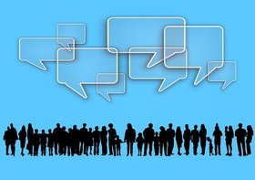 Silhouetten vieler Menschen und Sprechblasen. Foto: Gerd Altmann/Pixabay