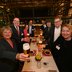 Vorschau: Geladene Gäste an einer langen Tafel. Foto: Torsten von Reeken