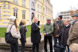 Stadtführung: Mehrere Personennen stehen vorm Oldenburger Schloss. Foto: Mario Dirks/OTM