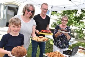 Fördervereinmitglieder beim Kuchenverkauf. Foto: Tobias Frick