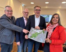 Stellten das geplante Schutzgebiet für den Heidbrook in einer Pressekonferenz gemeinsam vor (von links): Axel Müller (Fachdienstleitung und Projektleitung Fliegerhorst), Robert Sprenger (Leiter des Amtes für Umweltschutz und Bauordnung), Oberbürgermeister Jürgen Krogmann und Stadtbaurätin Christine-Petra Schacht. Foto: Stadt Oldenburg