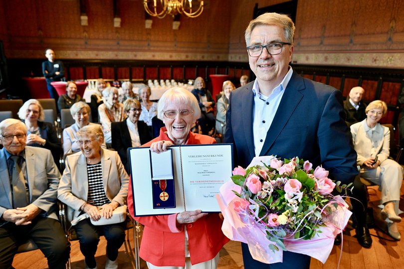 Oberbürgermeister Jürgen Krogmann mit Waltraut Möhring, Trägerin der Bundesverdienstmedaille. Foto: Sascha Stüber