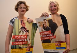 Petra Bremke-Metscher (rechts) und Jekaterina Nesukaitiene-Pommer vom Fachdienst „Soziale Dienste“ machen auf Beratungsmöglichkeiten für Eltern aufmerksam. Foto: Stadt Oldenburg
