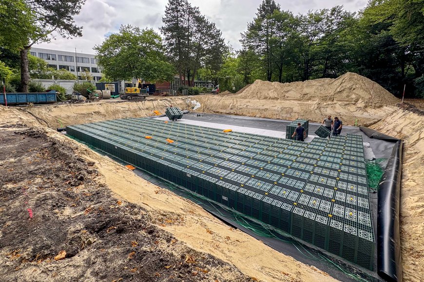 Die Speicherboxen werden von einer Folie eingeschlagen. Diese wird im Anschluss so verschweißt, dass das zurückgehaltene Regenwasser nur an ausgewählten Punkten entweichen kann. Foto: Sascha Stüber