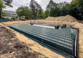 Die Speicherboxen werden von einer Folie eingeschlagen. Diese wird im Anschluss so verschweißt, dass das zurückgehaltene Regenwasser nur an ausgewählten Punkten entweichen kann. Foto: Sascha Stüber