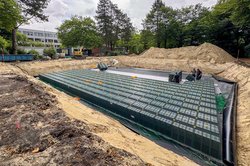 Die Speicherboxen werden von einer Folie eingeschlagen. Diese wird im Anschluss so verschweißt, dass das zurückgehaltene Regenwasser nur an ausgewählten Punkten entweichen kann. Foto: Sascha Stüber