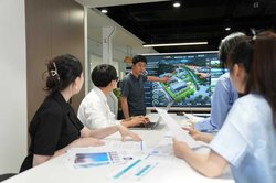 Die Schülerin der BBS Wechloy während eines  Meetings im Rahmen ihres Praktikums. Foto: Qingdao City Brain Investment and  Development Co.,Ltd. 