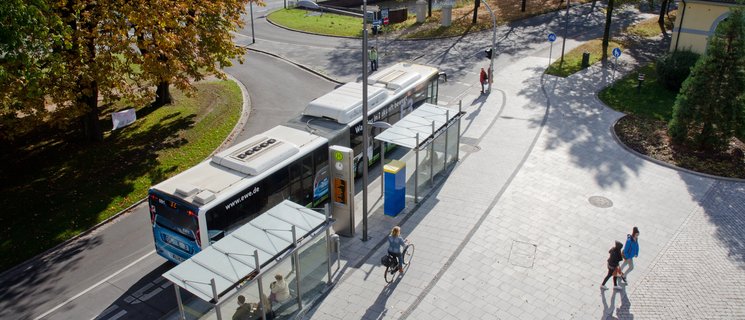 Busse an der Haltestelle „Schloßplatz“. Foto: Peter Duddek