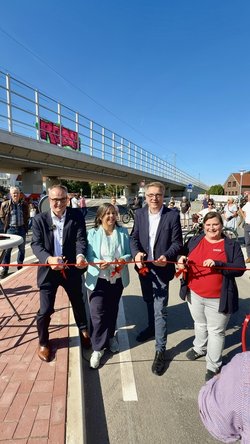 Oberbürgermeister Jürgen Krogmann (2. von rechts) und Stadtbaurätin Christine-Petra Schacht (2. von links) gaben am 19. September mit Rebekka Stuhlmann und Frank Limprecht von der Deutschen Bahn die Alexanderstraße frei. Foto: Stadt Oldenburg
