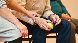 Drei sitzende Menschen, von denen man die Hände sieht. Foto: Matthias Zomer/Pexels.com