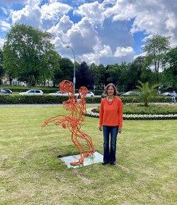 Künstlerin Insa Winkler neben ihrem Avatar vor dem PFL. Foto: Stadt Oldenburg
