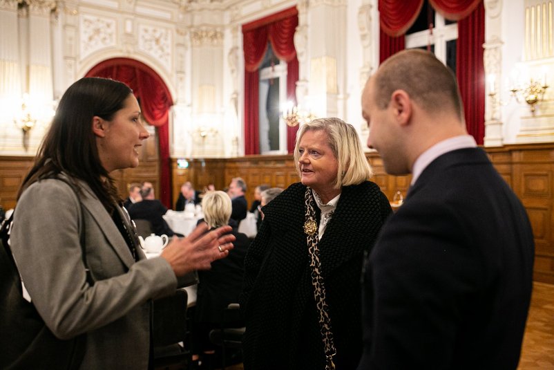 Die Vortragenden Dr. Bujard, Prof. Dr. Budde und Dr. Bluth im Gespräch. Foto: LUKAS LEHMANN PHOTOGRAPHY