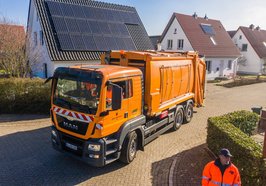 Abfallsammelfahrzeug in einer Siedlung. Foto: Mohssen Assanimoghaddam