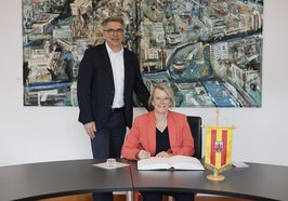 Oberbürgermeister Jürgen Krogmann und Groningens neue Bürgermeisterin Roelien Kamminga im Alten Rathaus. Foto: Sascha Stüber