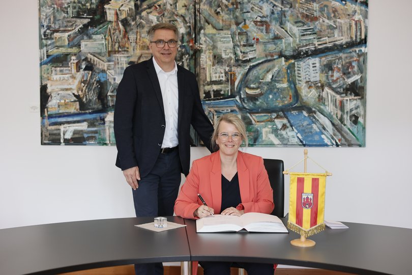 Oberbürgermeister Jürgen Krogmann und Groningens neue Bürgermeisterin Roelien Kamminga im Alten Rathaus. Foto: Sascha Stüber