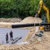 Vorschau: Die schwarze Folie wird mit einem Kran in die Baugrube gehoben. Foto: Sascha Stüber