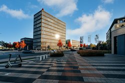 Blick auf den Hauptsitz der Landessparkasse zu Oldenburg im Oldenburger Bahnhofsviertel. Foto: Mittwollen und Gradetchliev