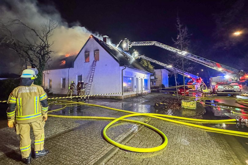 Mit vereinten Kräften schaffte es die Feuerwehr, am frühen Neujahrsmorgen einen Dachstuhlbrand an der Hundsmühler Straße zu löschen. Foto: Sascha Stüber
