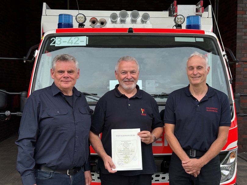 Fred Ramke (Mitte) freut sich über die erneute Ernennung zum Ortsbrandmeister der Freiwilligen Feuerwehr Eversten, die ihm Stadtbrandmeister Bernhard Möller (links) und Feuerwehr-Chef Jens Spekker überreichten. Foto: Feuerwehr Oldenburg