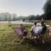 Vorschau: Menschen sitzen Abends in Liegestühlen auf der Rasenfläche. Foto: Stadt Oldenburg