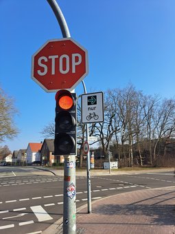 Das neue Verkehrszeichen mit der Nummer 721, Grünpfeilschild mit Beschränkung auf den Radverkehr, kommt nun auch erstmals in Oldenburg zum Einsatz. Foto: Stadt Oldenburg