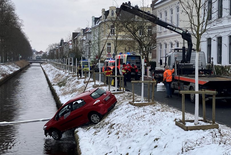 Dank des mutigen und beherzten Einsatzes eines Augenzeugen konnte der Insasse dieses Fahrzeugs, das Anfang Februar infolge eines Verkehrsunfalls in die Haaren gefahren war, gerettet werden. Foto: Stadt Oldenburg