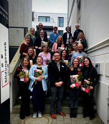 Gut gegen den Fachkräftemangel: 15 Erzieherinnen und Erzieher haben ihre Zertifikate erhalten und können nun in integrativen Kita-Gruppen eingesetzt werden. Foto: Bildungswerk ver.di