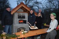 Freuten sich über die gelungene Ofen-Einweihung: (von links) Eckhardt Schwenker, Martin Haff, Alina Bremke und Christian Fritsch – eine der ersten Pizzen ließ sich Abenteuerspielplatz-Besucherin Lia schmecken. Foto: Stadt Oldenburg Freuten sich über die gelungene Ofen-Einweihung: (von links) Eckhardt Schwenker, Martin Haff, Alina Bremke und Christian Fritsch – eine der ersten Pizzen ließ sich Abenteuerspielplatz-Besucherin Lia schmecken. Foto: Stadt Oldenburg
