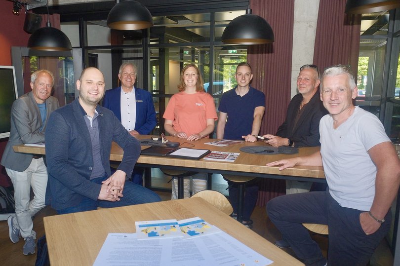 Vertreterinnen und Vertreter der Wirtschaftsförderung Stadt Oldenburg und drei Unternehmerinnen und Unternehmer stellten gemeinsam Praxisbeispiele vor, die von der Gründungsberatung der Wirtschaftsförderung profitiert haben. Foto: Sascha Stüber