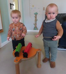 Zwei Krippenkinder musizieren. Foto: Stadt Oldenburg