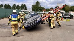 Die Einsatzkräfte bei der Bewältigung eines schweren Verkehrsunfall. Foto: Stadt Oldenburg