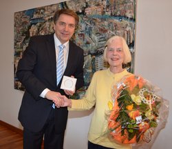 Oberbürgermeister Jürgen Krogmann überreicht Annelies Müller die Karl-Jaspers-Medaille. Foto: Stadt Oldenburg