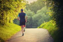 Jogger im Wald. Foto: chalabala/Fotolia.com Jogger im Wald. Foto: chalabala/Fotolia.com