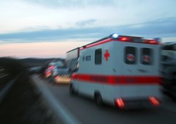 Rettungswagen auf dem Weg zum Notfall. Foto: Gerd Altmann/Pixelio