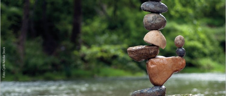 Balanceturm aus Steinen. Foto: Cyrill/Adobe Stock