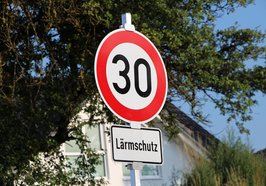 Schild Tempo 30 mit einem Zusatzschild „Lärmschutz“. Foto: lobpreis/Pixabay