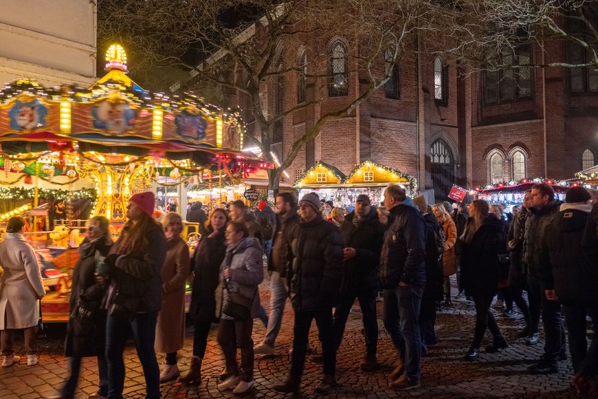 Das Kinderkarussell am Eingang zum Kirchgang beim Lamberti-Markt 2025. Foto: Sascha Stüber
