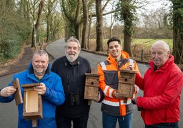 Rüdiger Wohlers (NABU), Jörg Grützmann (Ornithologische Arbeitsgemeinschaft), Gabriel Kaya (Fachdienst Stadtgrünpflege) und Rolf Grösch (NABU) bauten die ersten Nistkästen im Drögen-Hasen-Weg an. Foto: Sascha Stüber