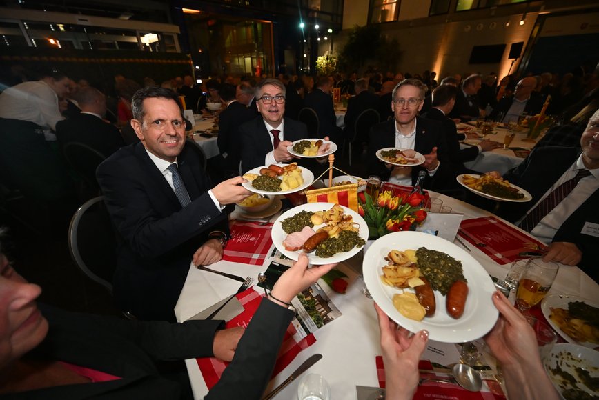 Ministerpräsidient Olaf Lies (von links), Oberbürgermeister Jürgen Krogmann und Ministerpräsident Daniel Günther präsentieren ihr Grünkohlgericht. Foto: Torsten von Reeken