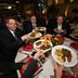 Vorschau: Ministerpräsidient Olaf Lies (von links), Oberbürgermeister Jürgen Krogmann und Ministerpräsident Daniel Günther präsentieren ihr Grünkohlgericht. Foto: Torsten von Reeken